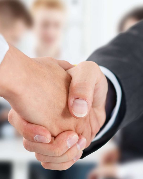 shutterstock_294038315_handshake-min